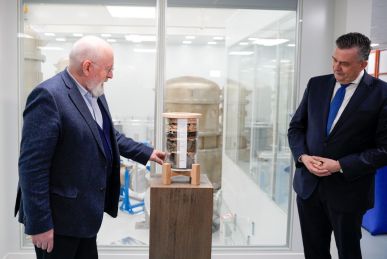 Gouverneur Roemer überreichte Eurokommissar Timmermans ein besonderes einheimisches Produkt: eine Bodenprobe aus dem Limburger Heuvelland, die vom ET Pathfinder Projekt entnommen wurde. 