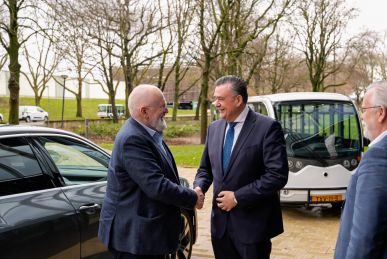 Ankunft von Herrn Timmermans.
Unser Vorsitzender, Gouverneur Roemer, nimmt ihn in Empfang.