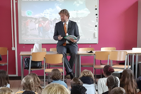 Pieter Jan Kleiweg de Zwaan en visite dans une école à Visé.