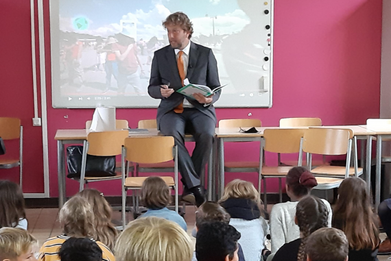 Pieter Jan Kleiweg de Zwaan zu Besuch in einer Schule in Visé