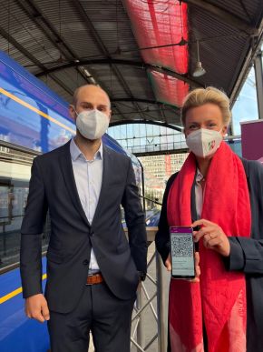 M. Dominik Elsmann aux côtés de la Ministre Ina Brandes, qui présente le ticket électronique. (c) Markus Vogten