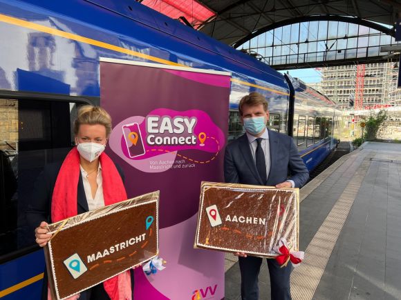 La ministre Ina Brandes et le directeur régional d'Arriva Michiel Cusell échangent des destinations sucrées. (c) Markus Vogten