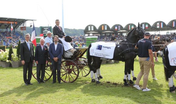 ® CHIO : Aachens Oberbürgermeister Marcel Philipp, Baron Wolf von Buchholtz, Vizepräsident des ALRV, und Luc Gillard, zukünftiger Vorsitz der Euregio Maas-Rhein, gratulierten dem Sieger. 